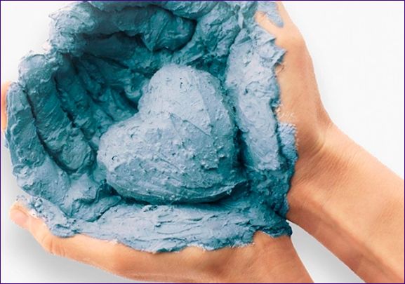 Blauwe klei voor het gezicht: eigenschappen en toepassing, voordelen, overzicht van 10 cosmetische producten