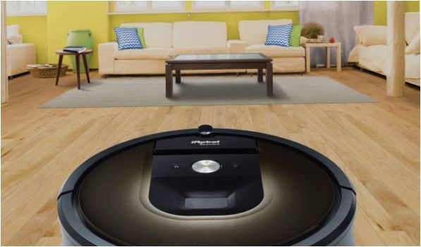 IROBOT Roomba 980 stofzuigt in een flat