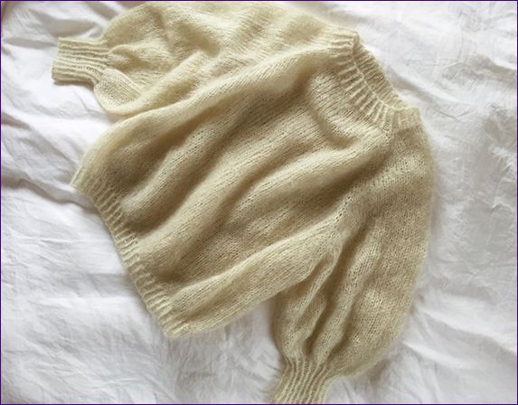 Hoe rek je een trui die gekrompen is na het wassen?